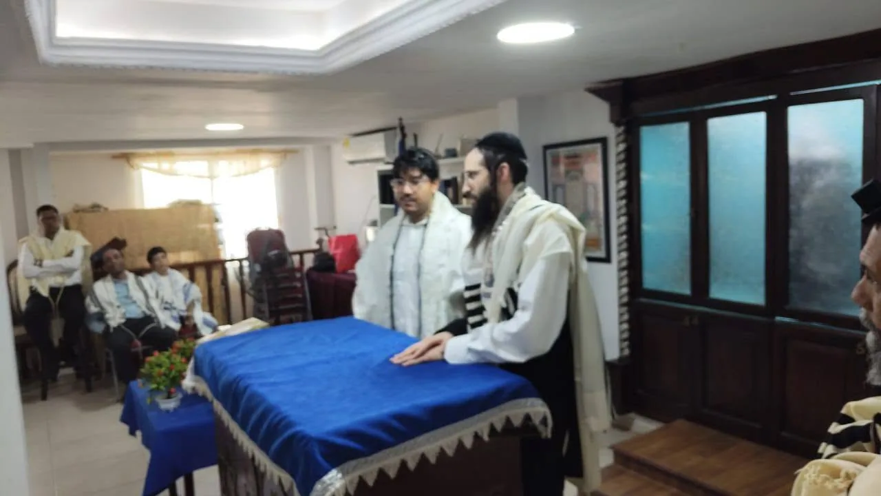 Miembros de la comunidad con talit durante la oración en Beit Jasdó
